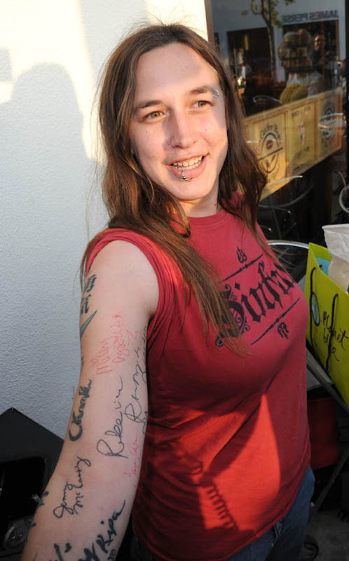 en un tatuaje.  su autografía en su propio cuerpo para luego convertirla en un tatuaje.