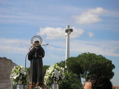 El santo, camino de su calle, pasando con la Cruz de la Unidad de fondo el pasado año. Foto: Pozoblanco News